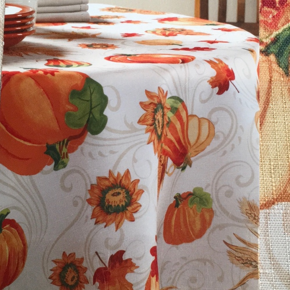 Pumpkins & Gourds Fabric 70 Inch Round Tablecloth. NWT